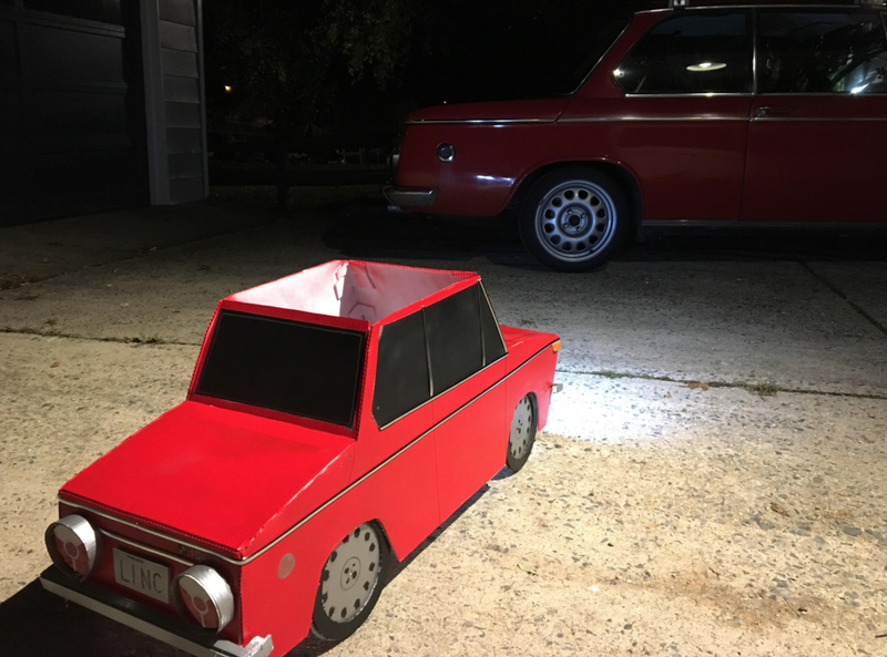 Illustration for article titled Dad Wins Car-Halloween With This Fantastic BMW Costume For His Kid